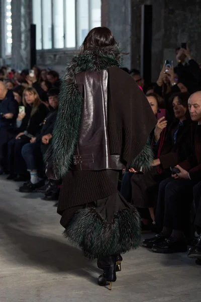 Look 28